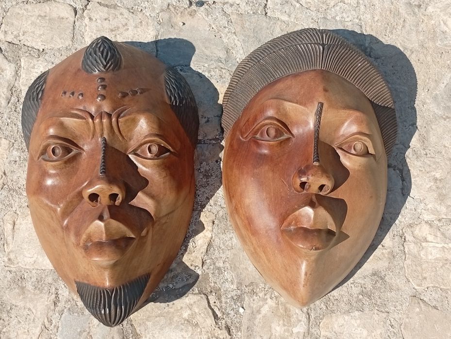 Máscaras africanas de parede em madeira