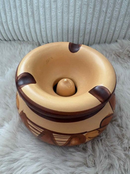 ceramiczna popielniczka o orientalnym wzornictwie