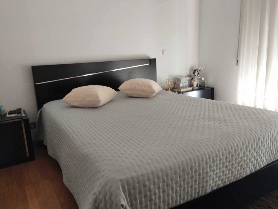 Estrutura de cama casal+2 mesas de cabeceira+tela 140cm