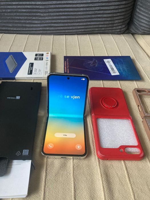 Z Flip 5 – stan jak nowy + 2 etui + folie, komplet!