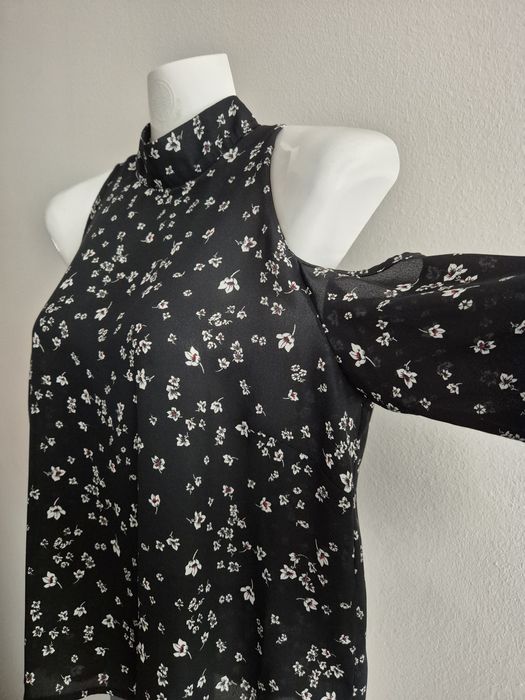 Blusa Preta Ombro Descoberto Bershka

Tecido leve e fresco
Tamanho S
L