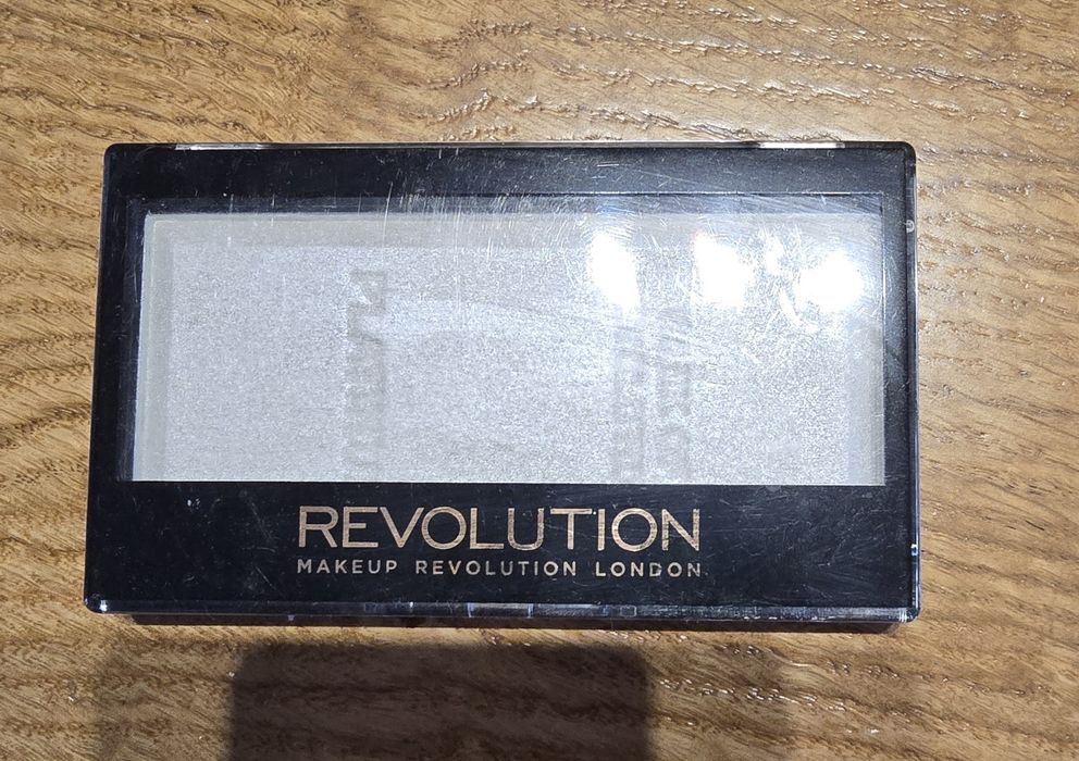Rozświetlacz REVOLUTION kolor platinum