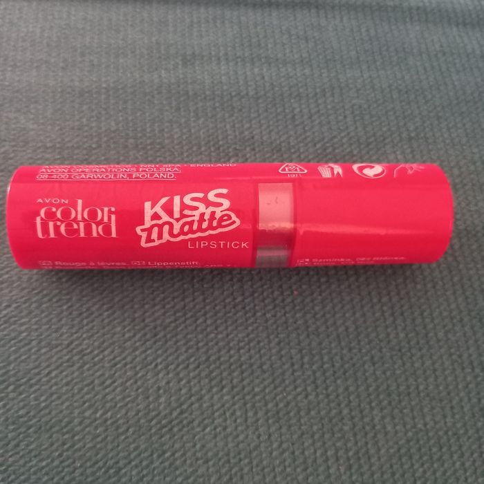 Avon Color Trend Kiss Matte szminka Dark Pink