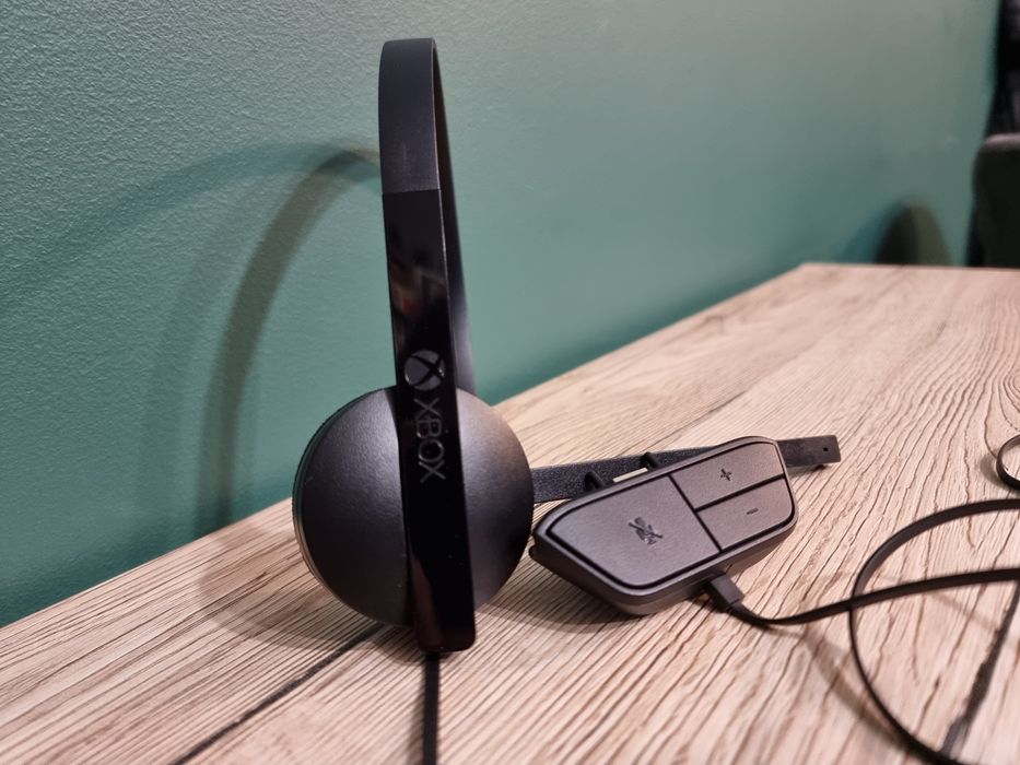 Xbox One Elita 1TB + 2 pady elite w etui + słuchawka z mikrofonem