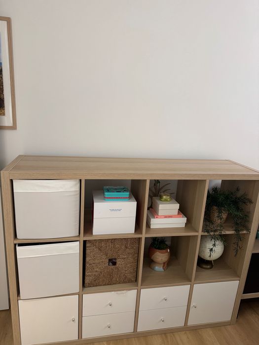 Arrumo/Estante modular com 12 nichos e 4 gavetas já incluídas