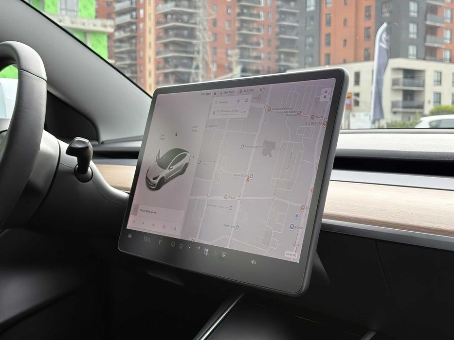 Tesla Model 3      2018
