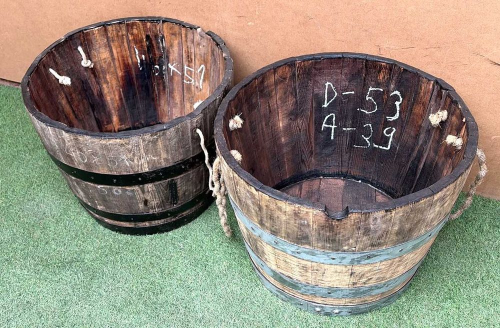 Celhas antigas, cestos ou floreiras, meia pipa