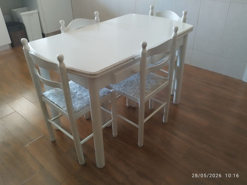 Mesa de cozinha e 4 cadeiras