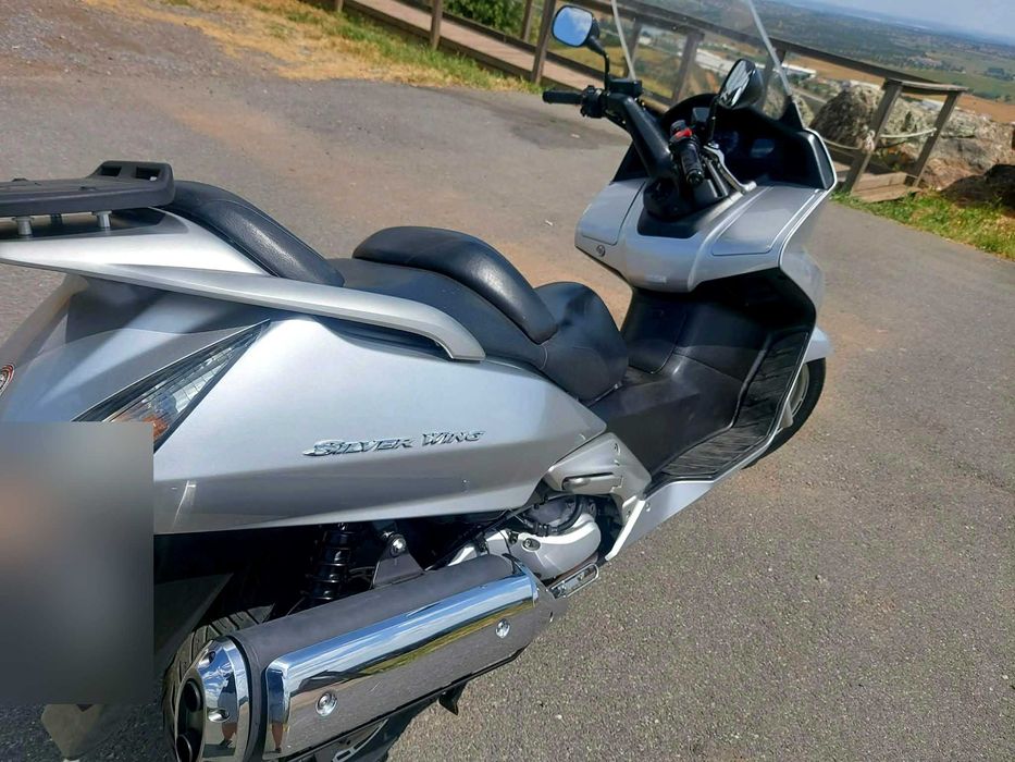Honda Silver Wing 600 com 21.336 km e revisão feita
