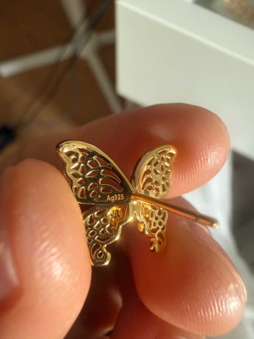 Brincos de borboleta dourados com detalhes vazados em Prata 925 dourada
