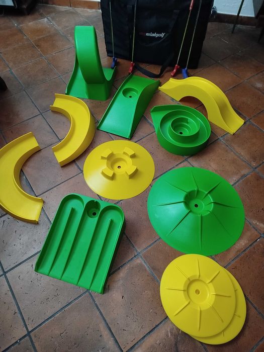 2 Campos Mini Golfe com acessórios, tacos e bolas