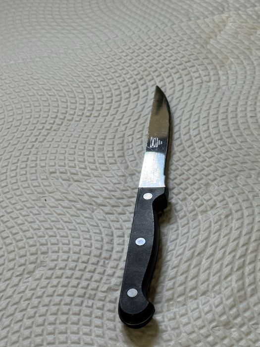 Faca preta com serrilha