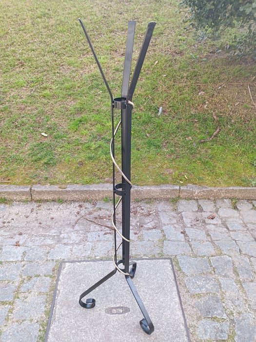 Suporte em ferro para vaso, estrutura metálica preto com detalhes dour