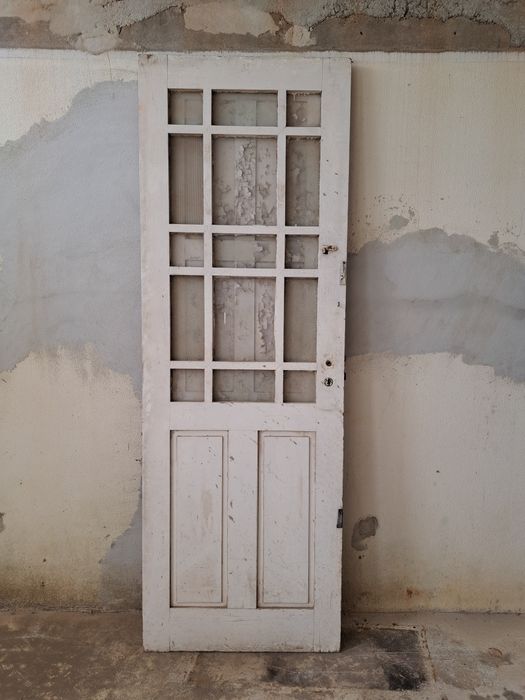 Porta antiga em madeira maciça