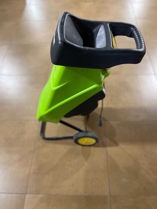 Веткодробилка электрическая Fieldmann 2400W.