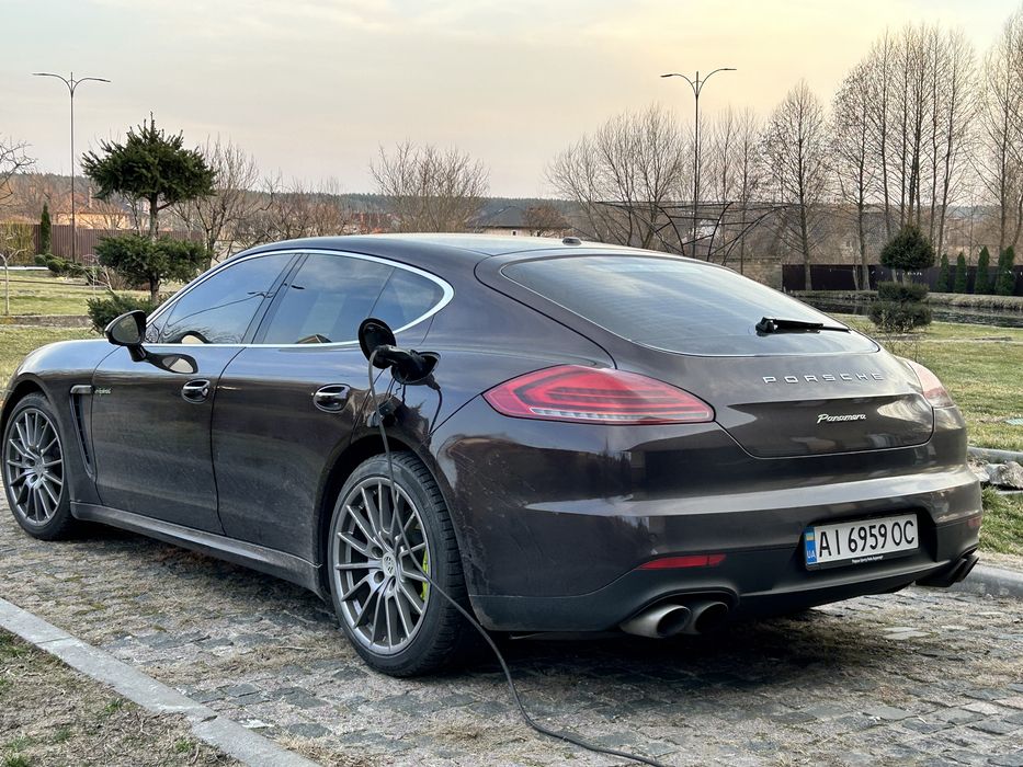 В продажі шикарний Porsche Panamera S (гібрід)
