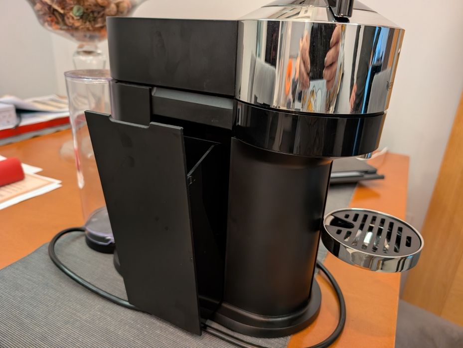Máquina de café Nespresso 
Vertuo Next D Pure Chro