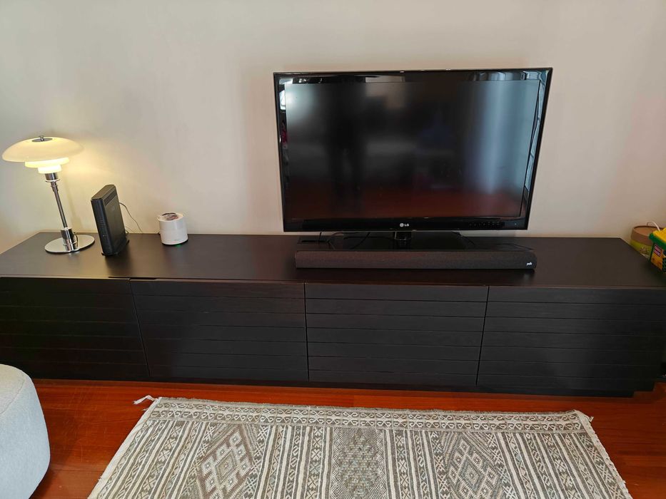 Móvel de TV em Pinho Maciço Castanho Chocolate (260 cm) – Excelente Estado