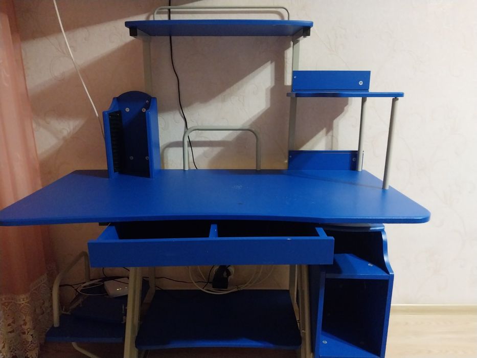 Стіл комп'ютерний