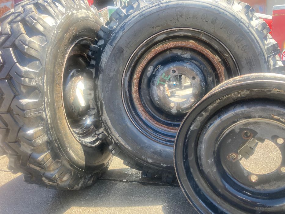 5 jantes de ferro e dois pneus de monte