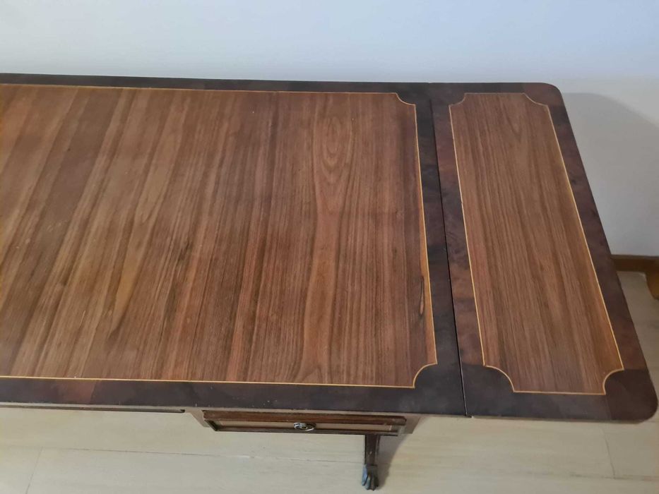 Secretária Antiga em Madeira Maciça – Funcional e em Excelente Estado