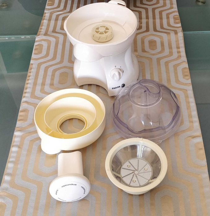 Máquina de Sumos/ Centrifugadora Branca Fagor - Modelo Clara LC300