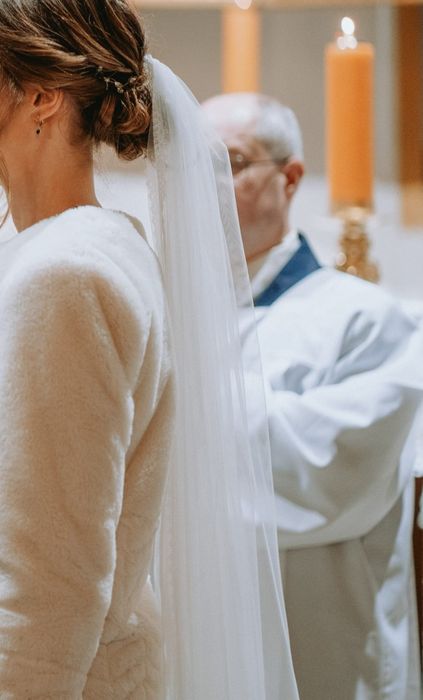 Welon ślubny do pasa obszyty koronką z grzebykiem Violetta