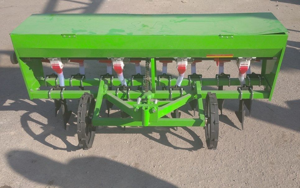 Сівалка 8 рядна з бункером для добрива