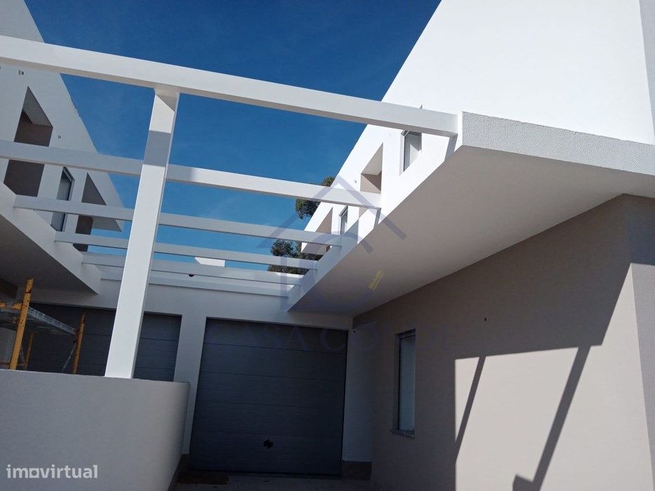 Moradia T4 Duplex com piscina, 180 m², acabamentos de luxo