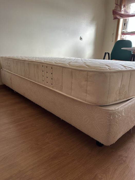 Cama e colchão 1,83x1,33