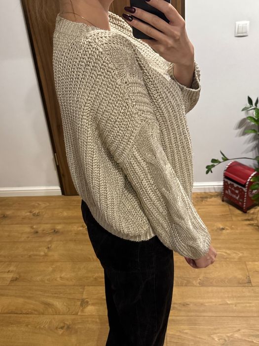 Sweterek ze złotą nicią