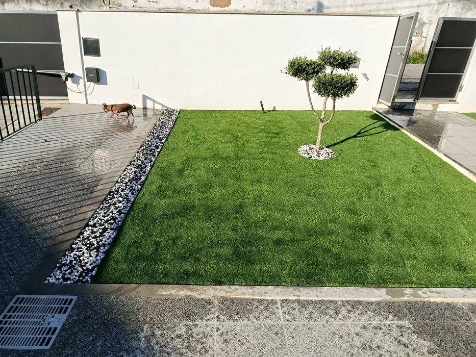 Relva sintética artificial e Relva Natural