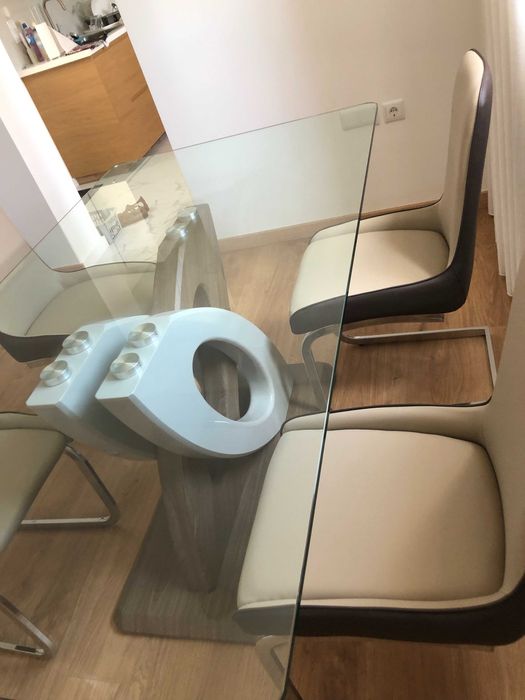 Conjunto de sala de jantar ,Mesa e 4 cadeiras.Como Novo.