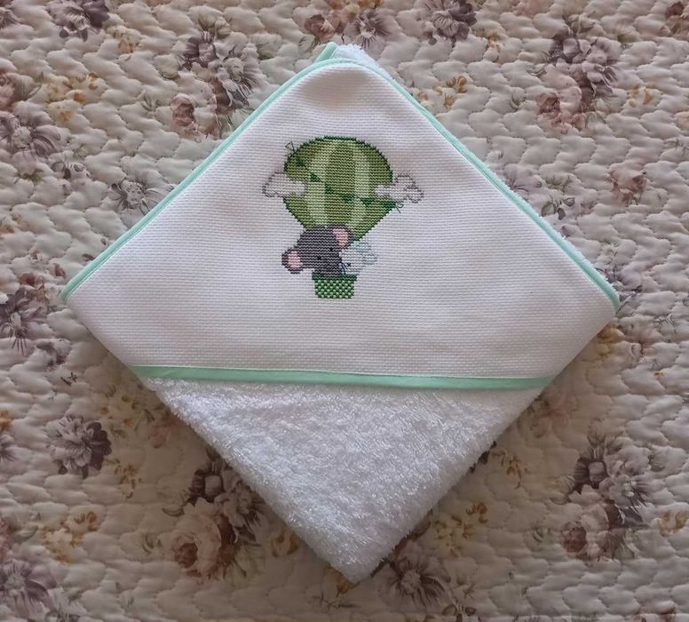 Toalha de banho infantil bordada em ponto cruz