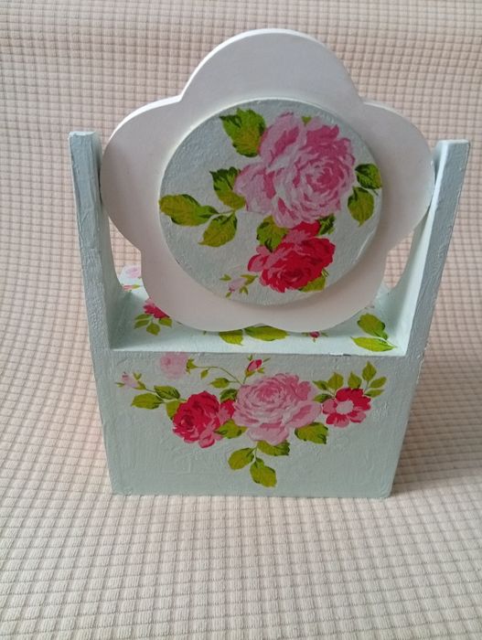 Mała toaletka ręcznie ozdobiona.