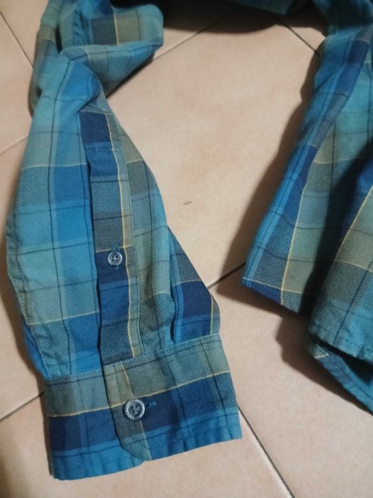 Camisa ao xadrez, em tons de azul e verde de poliester