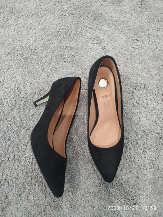 Sapatos salto alto pretos clássicos