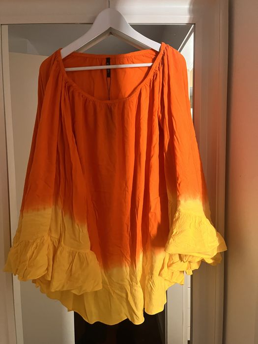 Tunica nova com etiqueta laranja e amarela