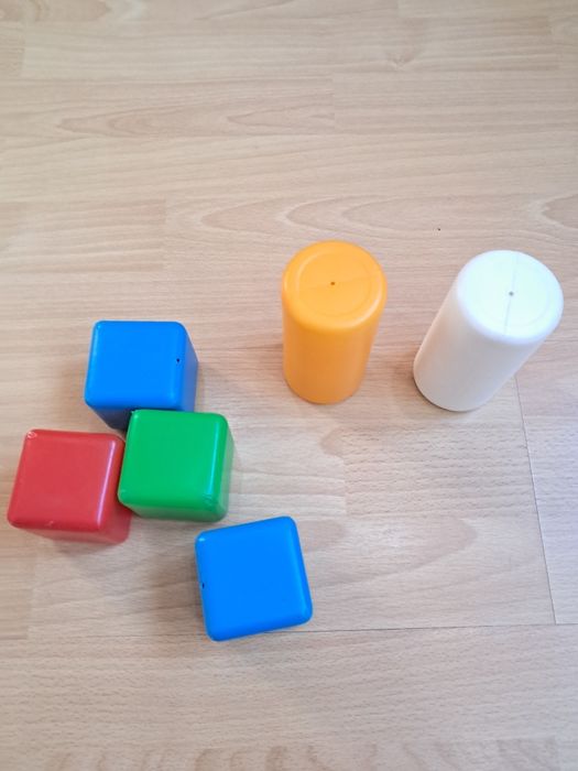 Віддам кубики та циліндри