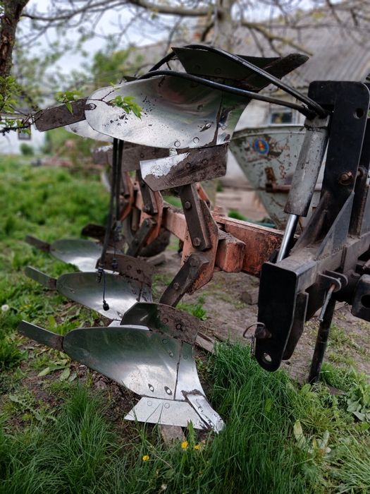 Плуг  оборотний, три корпуси