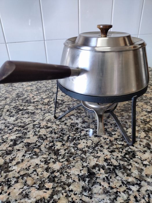 Fondue em inox com pega de Madeira.