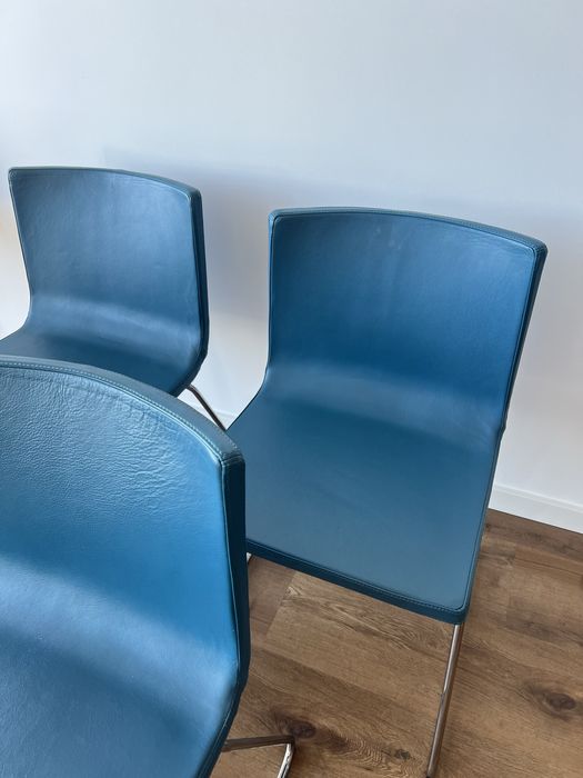 Conjunto cadeiras em pele