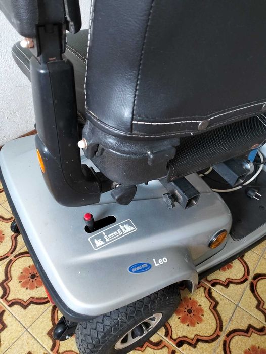 Scooter elétrica de mobilidade Invacare Leo