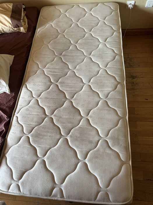 2 colchões e 2 camas ou estrutura de cama