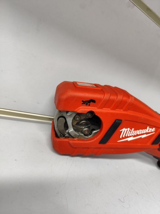 Milwaukee C 12 PC акумуляторний різак для міді Мілвоке оригінал