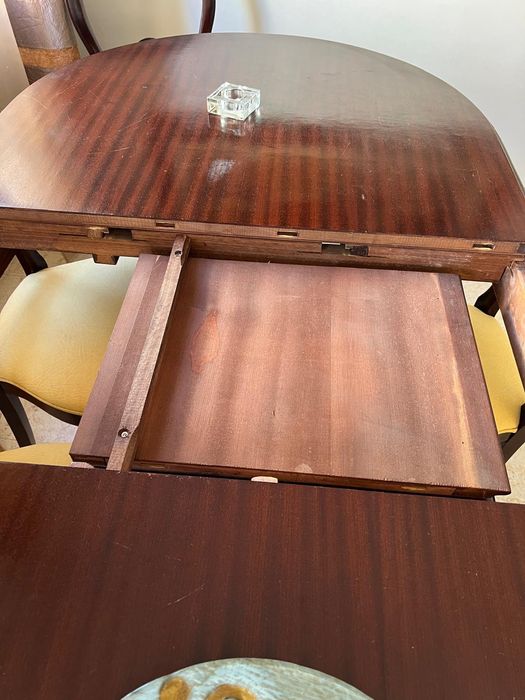 Mesa extensível com cadeiras