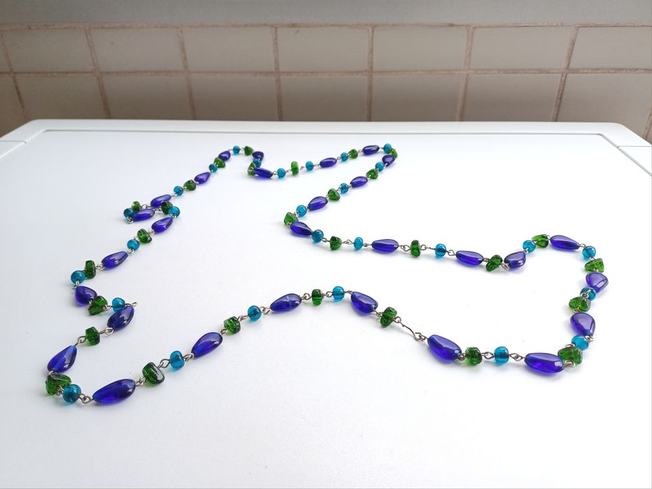 Elegante colar comprido de contas de vidro azuis e verdes