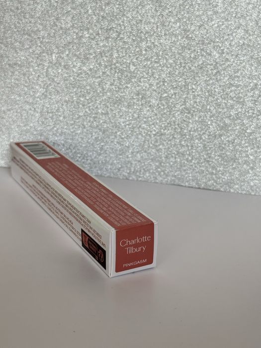 Róż Róż w Charlotte Tilbury Glowgasm Beauty Light Wand w odcieniu Pinkgasm.