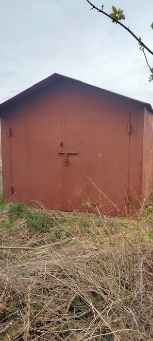 Продам металевий гараж,перероблений під дачний будинок  3 на 6 м.,висота2 м.