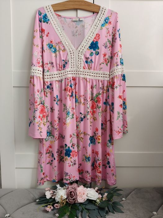 Nowa różowa  sukienka Boho w kwiaty z ażurowymi koronkami R.S/M